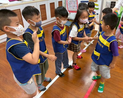 大手拉小手~大班哥姊跟小班弟妹擊掌